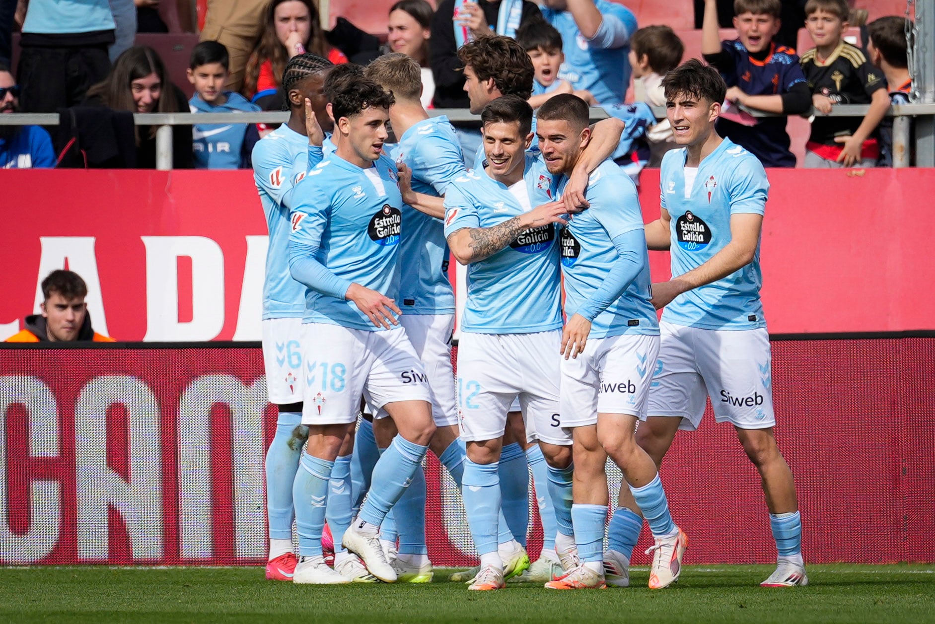 GIRONA, 01/03/2025.- El centro campista del Celta Iker Losada celebra con su compañeros el primer gol de su equipo ante el Girona (1-1), durante el encuentro que disputan en el estadio Montilivi este sábado, correspondiente a la jornada 26 de LaLiga. EFE/David Borrat
