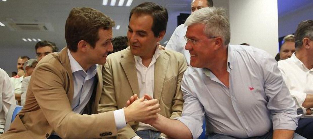 Pablo Casado y José Enrique Fernández de Moya se saludan ante la mirada de José Antonio Nieto, ex alcalde de Córdoba.