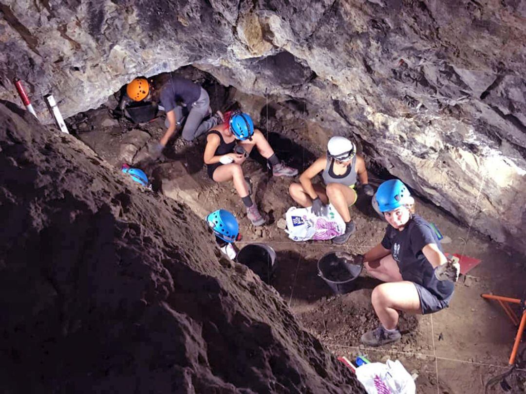 Trabajos de excavación en la Cueva de Bedmar en ediciones anteriores