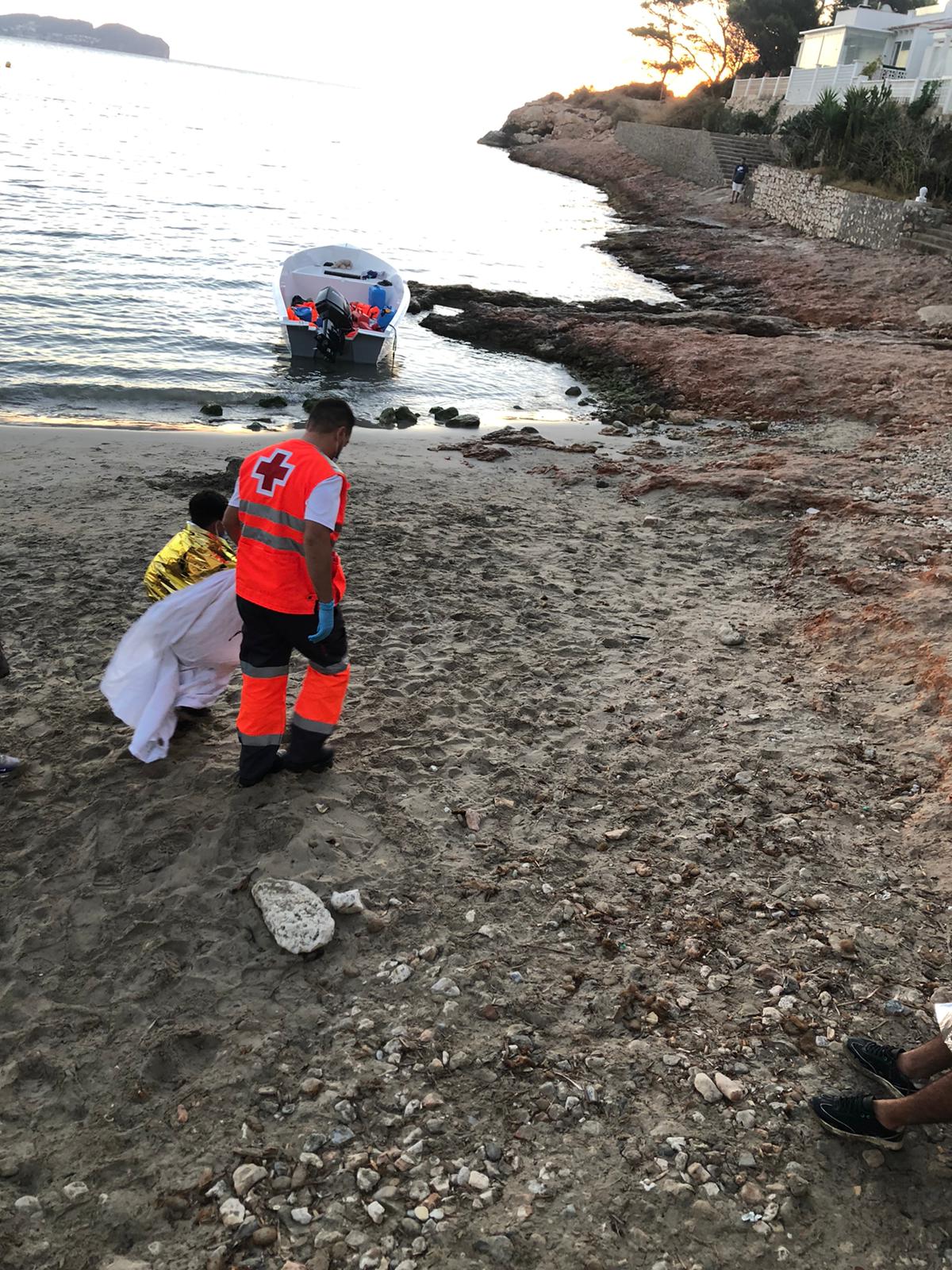 Atención de Cruz Roja a un menor de edad que ha llegado en patera a la cala Fossa, en Calpe