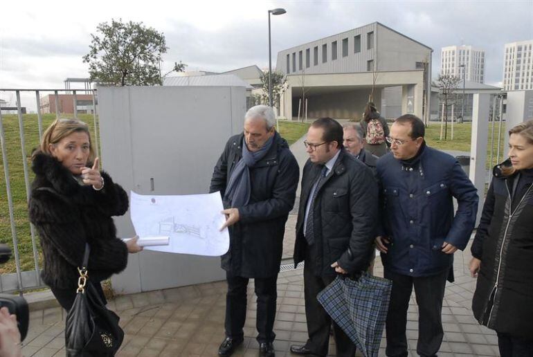 Visita de concejales del gobierno municipal de Granada al barrio Zaidín-Campus