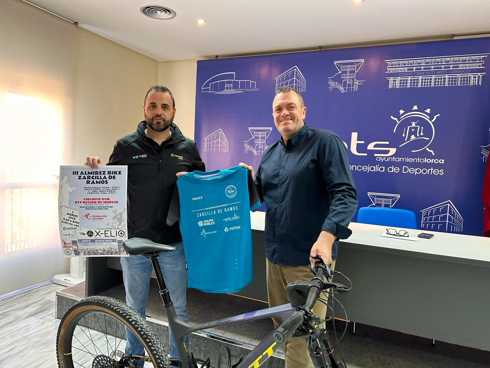 Ramón Ibarra, responsable del club Sendebike Zarcilla y Juan Miguel Bayonas, edil de Deportes presentan la III Almirez Zarcilla Bike
