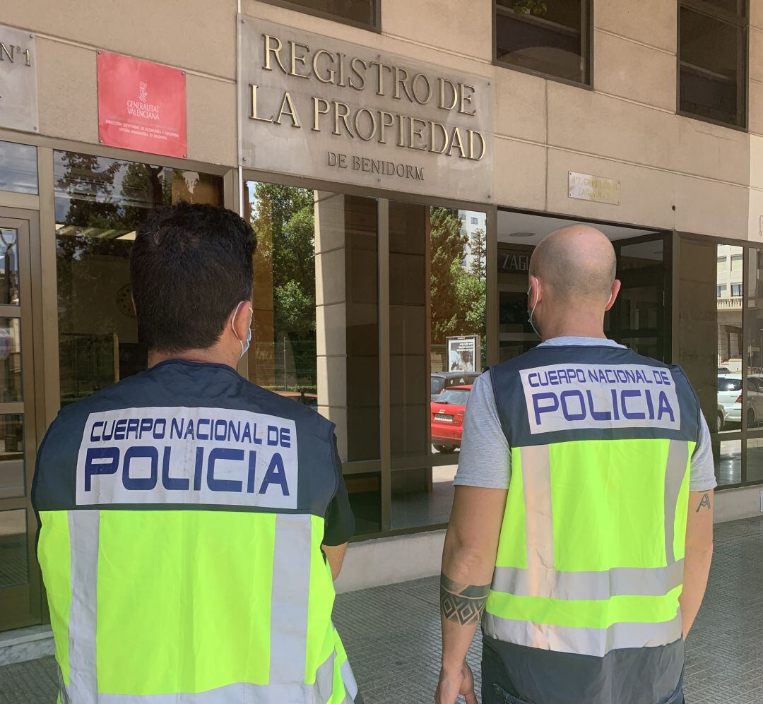 Agentes de la Policía Nacional frente al Registro de la Propiedad de Benidorm