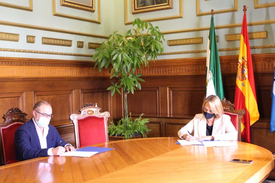 La alcaldesa de Motril, Luisa García Chamorro, firma convenio de colaboración con el gerente del Hospital comarcal &quot;Santa Ana&quot;, Antonio Cansino