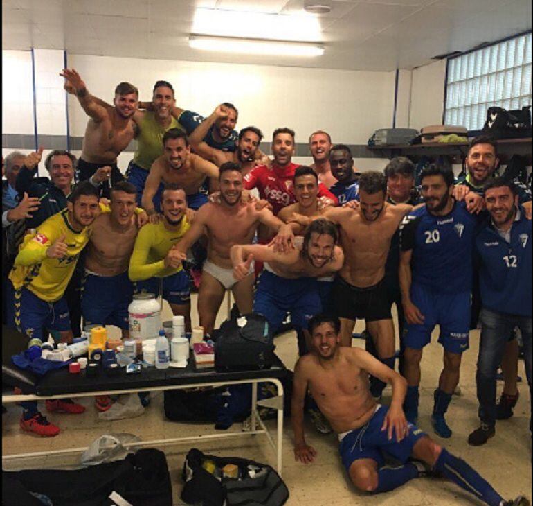 Los jugadores del Cádiz celebran la victoria en el vestuario de A Malata