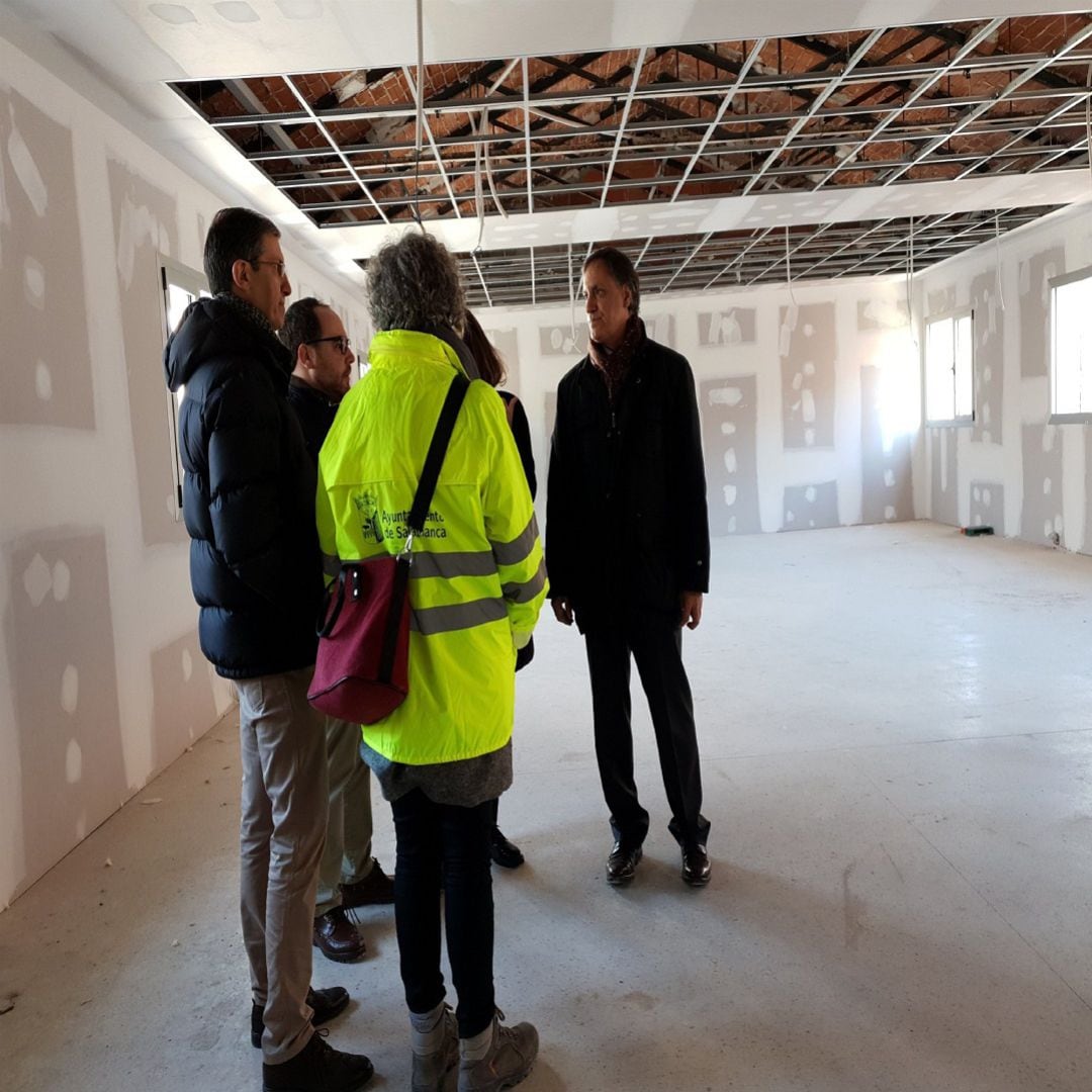 El alcalde de Salamanca, en el centro, visitando unas obras