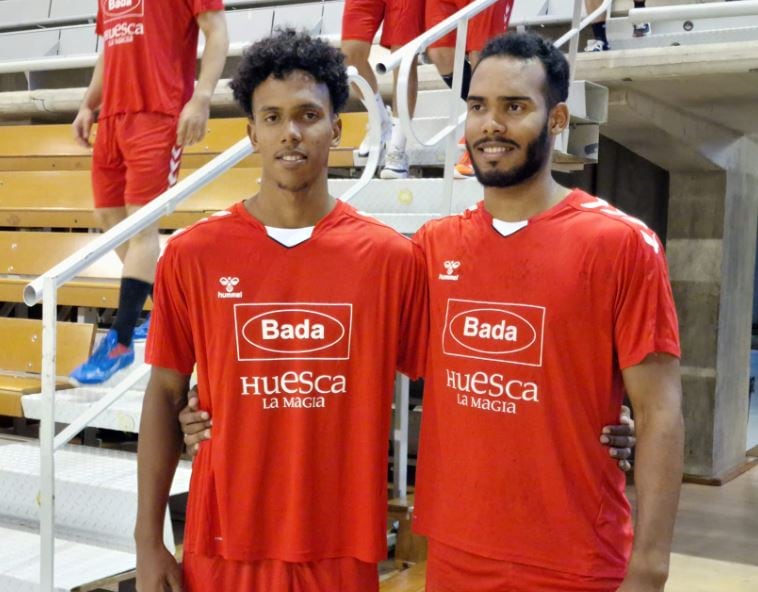 Samuel Cordiés, a la izquierda, junto a su hermano Frankie son dos de los internacionales del Bada Huesca