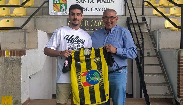 Chus Villar posa junto a Nisio Humara, presidente del Cayón