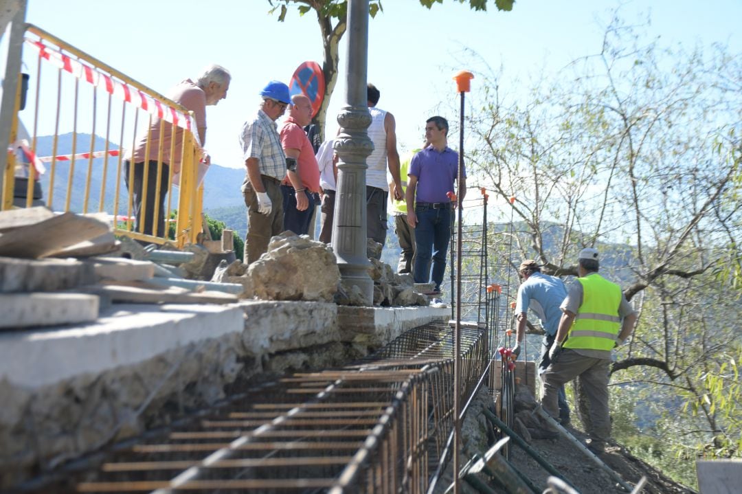 El alcalde, Miguel Ángel Herrera, visita las obras en la calle Real