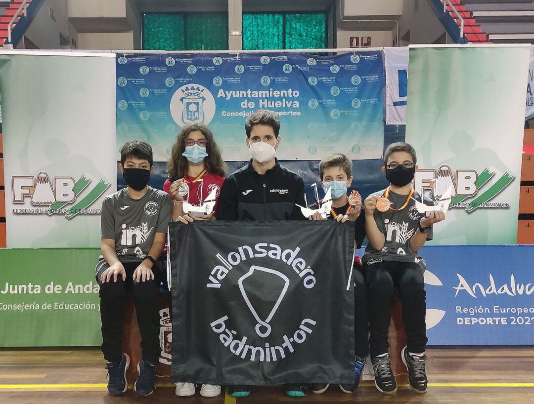 Los jóvenes volantistas sorianos, con su entrenador, Carlos Palero.