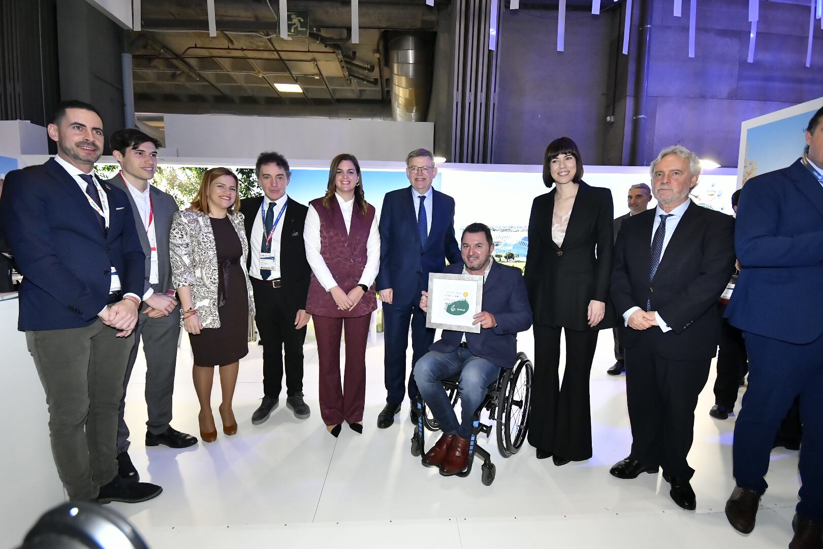 La vicealcaldesa de València, Sandra Gómez, y el concejal de Turismo, Emiliano García, junto al president Puig y otras autoridades en Fitur