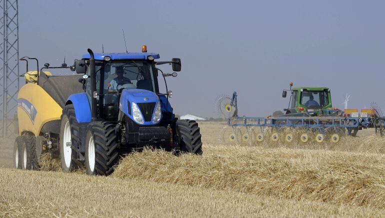 Tractores trabajando en un campo de cereal