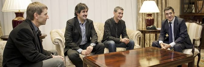 Al comienzo de la reunión de su ronda de conversaciones tras el abandono de la lucha armada de la banda terrorista ETA