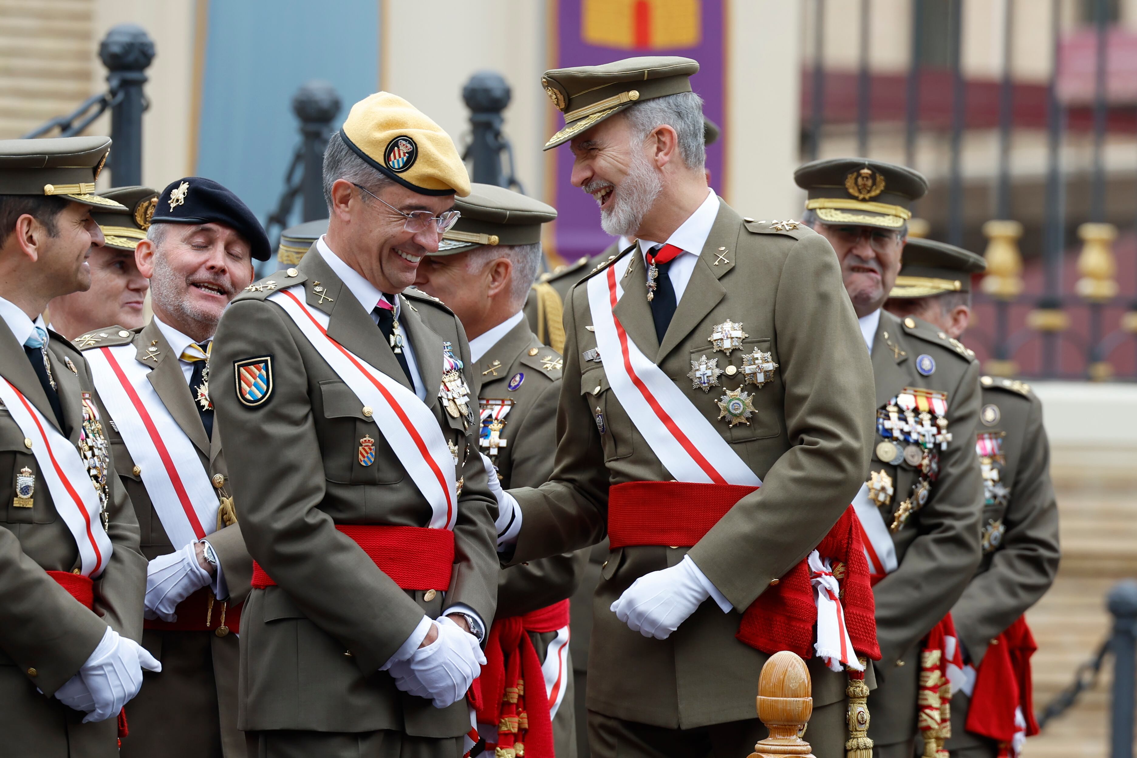 FOTODELDIA ZARAGOZA, 15/11/2025.- El rey Felipe VI conversa con el general jefe de la Unidad Militar de Emergencias, el teniente general Francisco Javier Marcos Izquierdo (i), durante la celebración del 40 aniversario de la jura de bandera de la XLV promoción de la Academia General Militar,este sábado en Zaragoza. EFE/Javier Cebollada