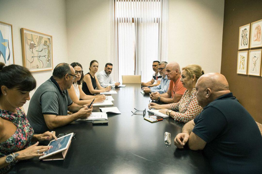 Reunión entre el equipo directivo del Tirant lo Blanc, la empresa redactora del proyecto y los responsables de Urbanismo y de Educación de Gandia, Josep Alandete y Carmen Fuster.