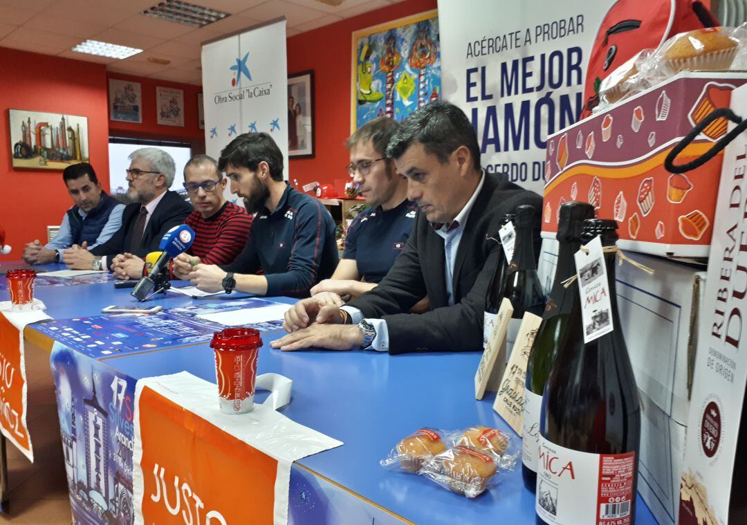 Un instante de la presentación de la San Silvestre Arandina en las instalaciones del Parque de Bomberos de Aranda de Duero.