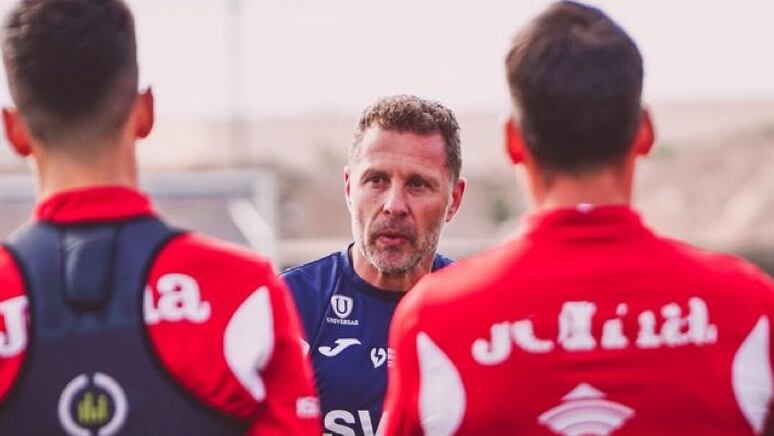 Curro Torres, técnico del Real Murcia, en un entrenamiento en Pinatar Arena.