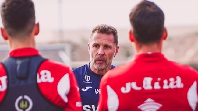 Curro Torres, técnico del Real Murcia, en un entrenamiento en Pinatar Arena.