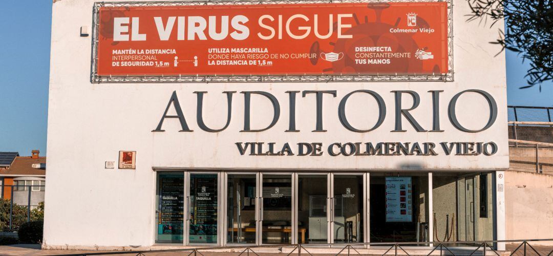 Cartel en la fachada del Auditorio