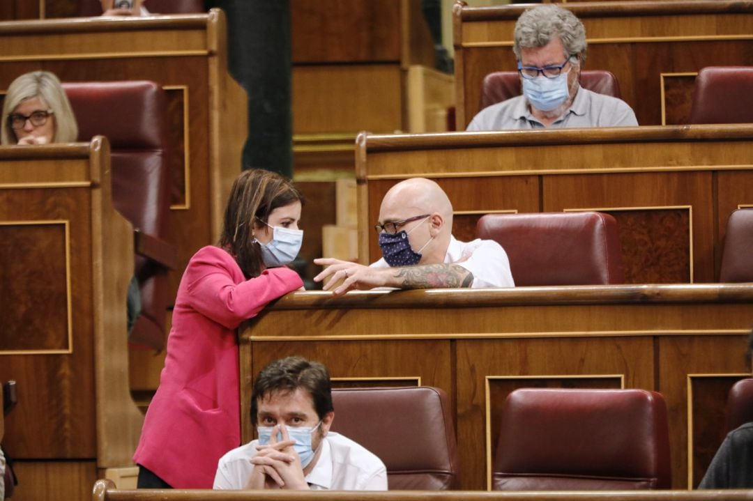 La portavoz del PSOE en el Congreso, Adriana Lastra, habla con el diputado de Unidas Podemos Txema Guijarro durante una sesión plenaria