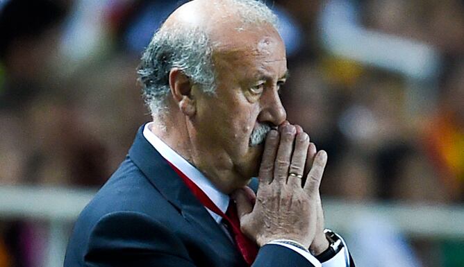 Vicente del Bosque, reflexivo durante el partido de España contra Brasil en el Sánchez Pizjuán.