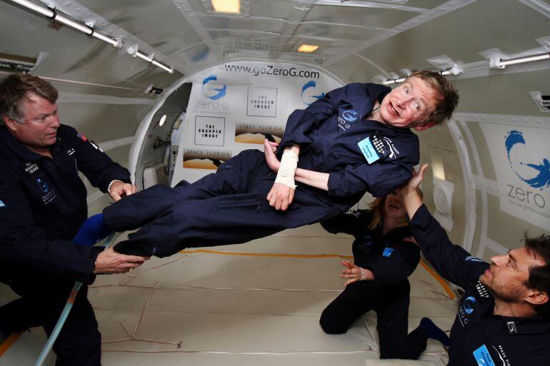 Stephen Hawking fue diagnosticado de ELA a los 21 años. Desde entonces su estado ha agravado progresivamente hasta dejarlo casi completamente paralizado. En esta imagen experimenta la ingravidez en un avión Boeing 727 de NASA. /Wikipedia