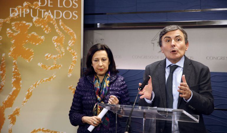 El portavoz de Economía del PSOE, Pedro Saura (d), junto a la diputada socialista Margarita Robles (i), durante la rueda de prensa que ha ofrecido hoy en el Congreso de los Diputados.