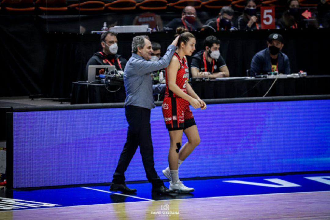 Alfred Julbe donant entrada a pista a Julia Soler.