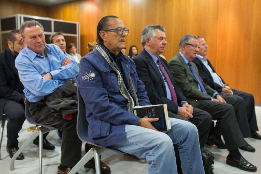 Julián Muñoz y Juan Antonio Roca, junto a otros acusados, en un juicio  en la Audiencia de Málaga 