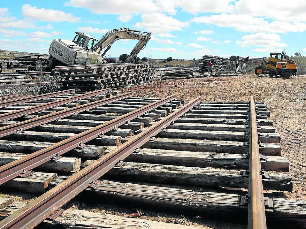 Obras-antigua-via-ferrea-ojos-negros-sagunto-en-villar-del-salt (1)