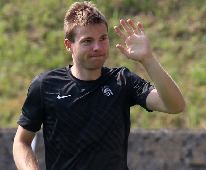 El centrocampista de la Real Sociedad pretendido por el Real Madrid, Asier Illarramendi, saluda a los aficionados que han acudido esta mañana a las instalaciones del club guipuzcoano en Zubieta, en San Sebastián, donde ha entrenado con la primera plantill