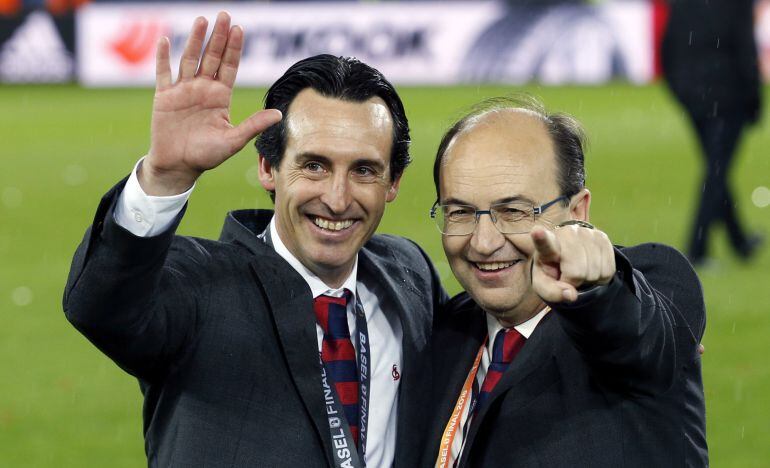 El presidente del Sevilla, Pepe Castro, celebra la Europa League junto al entrenador Emery.