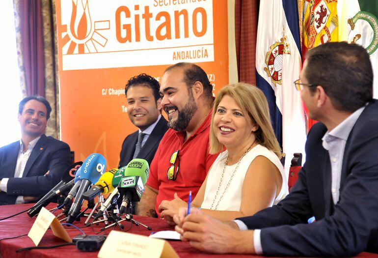 Mamen Sánchez, alcaldesa de Jerez, junto con las emrpesas colaboradores del curso de formación y un alumno