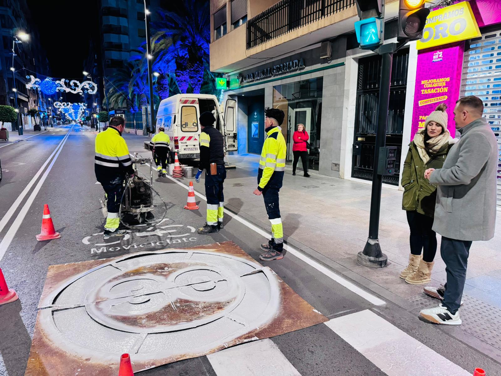 Repintan la señalización horizontal de las principales calles de Lorca