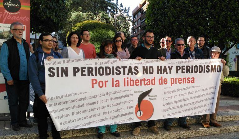 Concentración de periodistas en la plaza del Altozano