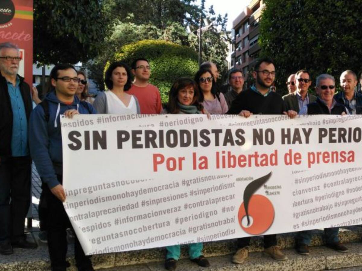 La prensa de Albacete se concentra para pedir más libertad y menos recortes