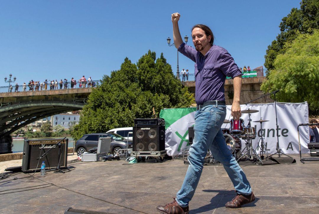 El secretario general de Podemos, Pablo Iglesias, saluda a los asistentes al acto de campaña de las elecciones municipales que su formación política celebra hoy en el Muelle de la Sal junto al barrio de Triana en Sevilla. EFE Julio Muñoz