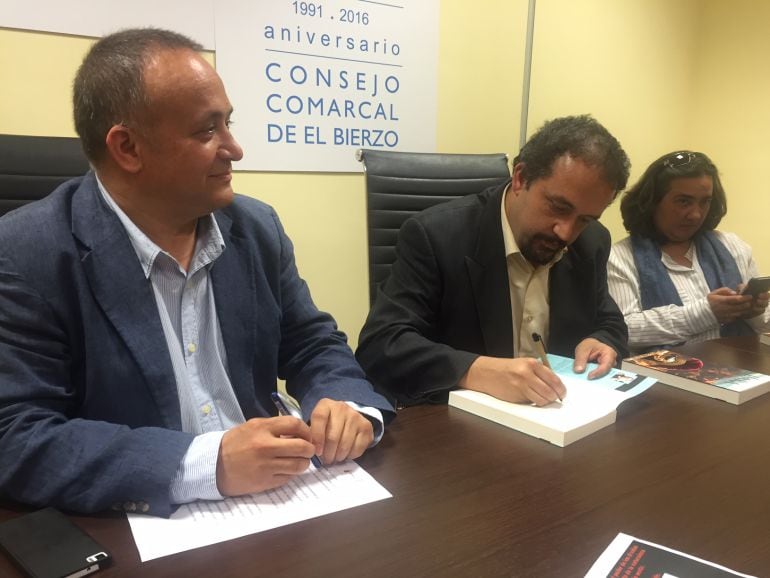 El escritor, Javier Pérez, dedica el libro al presidente del Consejo Comarcal,, Gerardo Alvarez Courel 