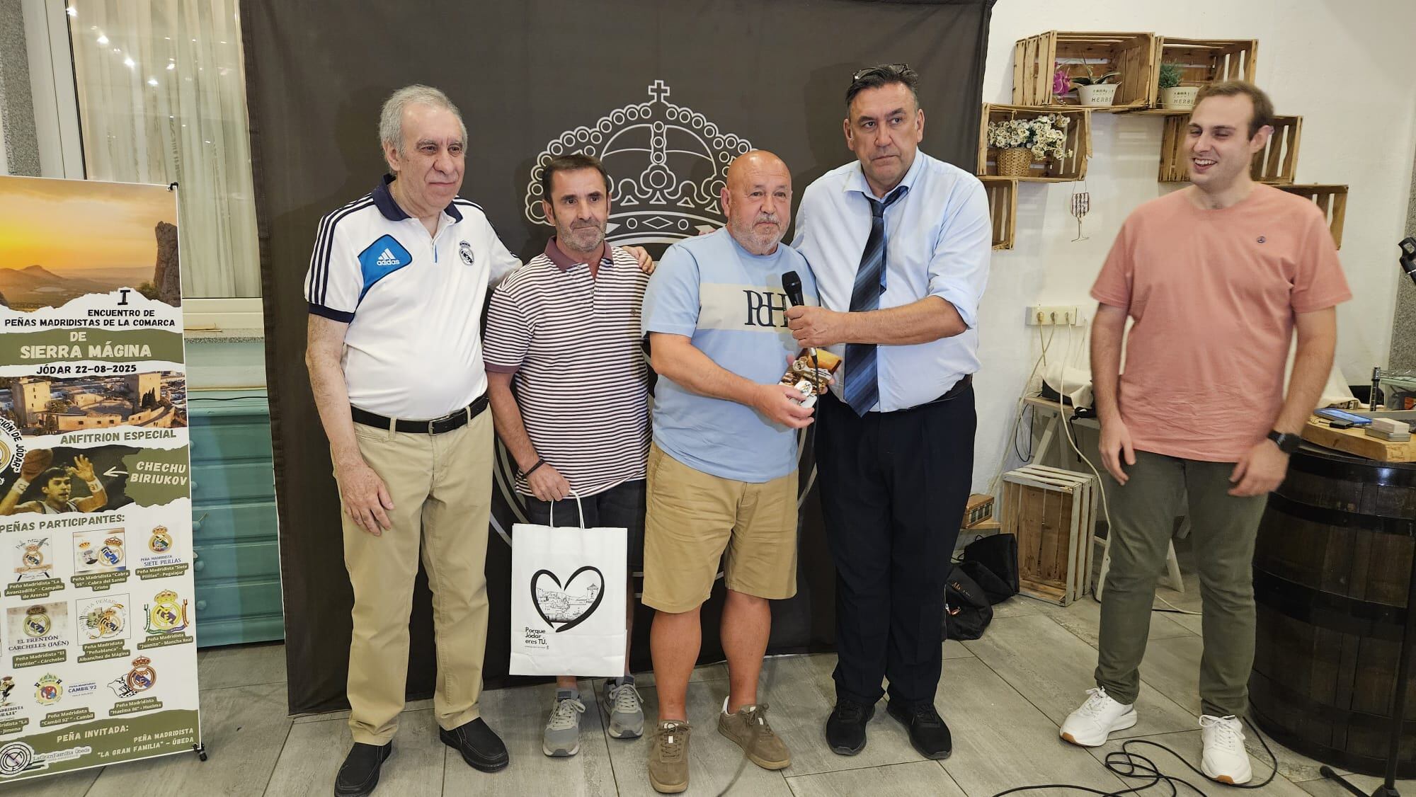 Entrega de regalos conmemorativos a los representantes de la Peña Madridista &#039;La Graja&#039; de Jimena