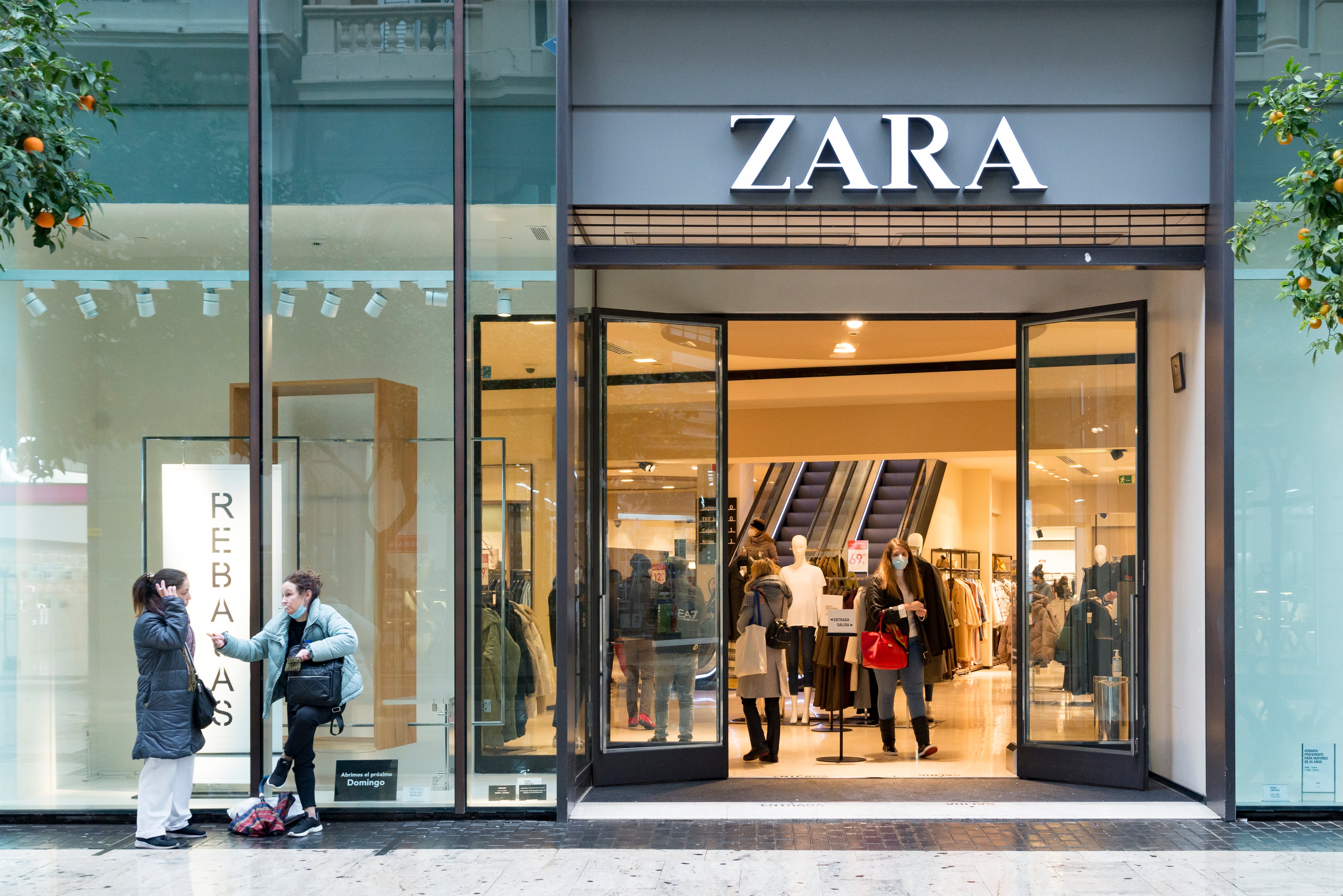 Rebajas en una tienda de Zara.