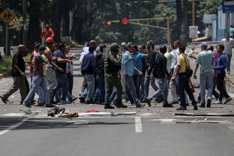 Chavistas detienen a un opositor durante unos enfrentamientos con la Guardia Nacional Bolivariana (GNB) 