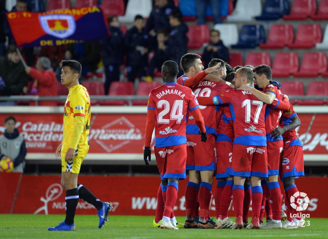 Los jugadores del Numancia celebran uno de los tres goles ante el Nástic.