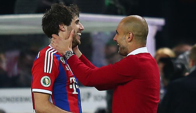 Guardiola felicita a Javi Martínez tras ganar la Copa alemana