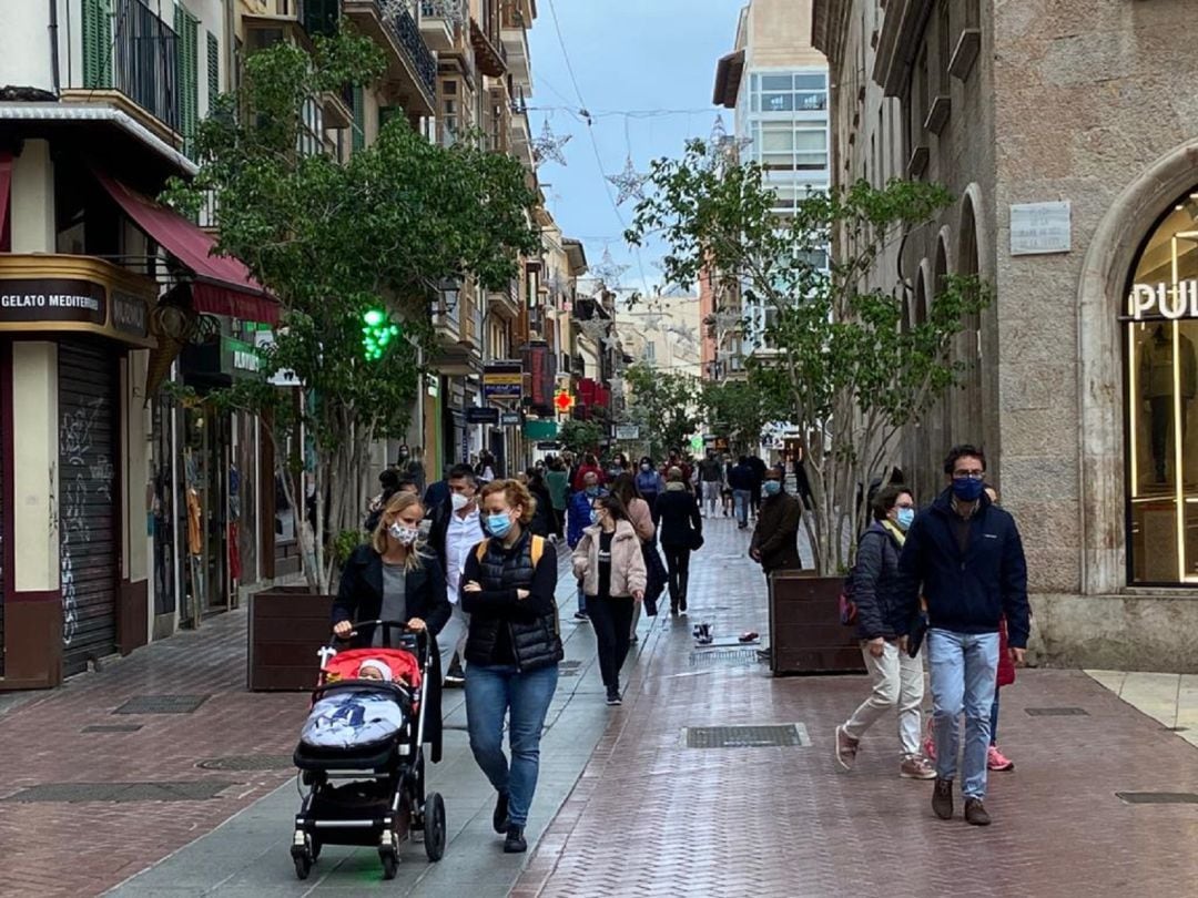 La calle de Sant Miquel llena de gente el Black Friday