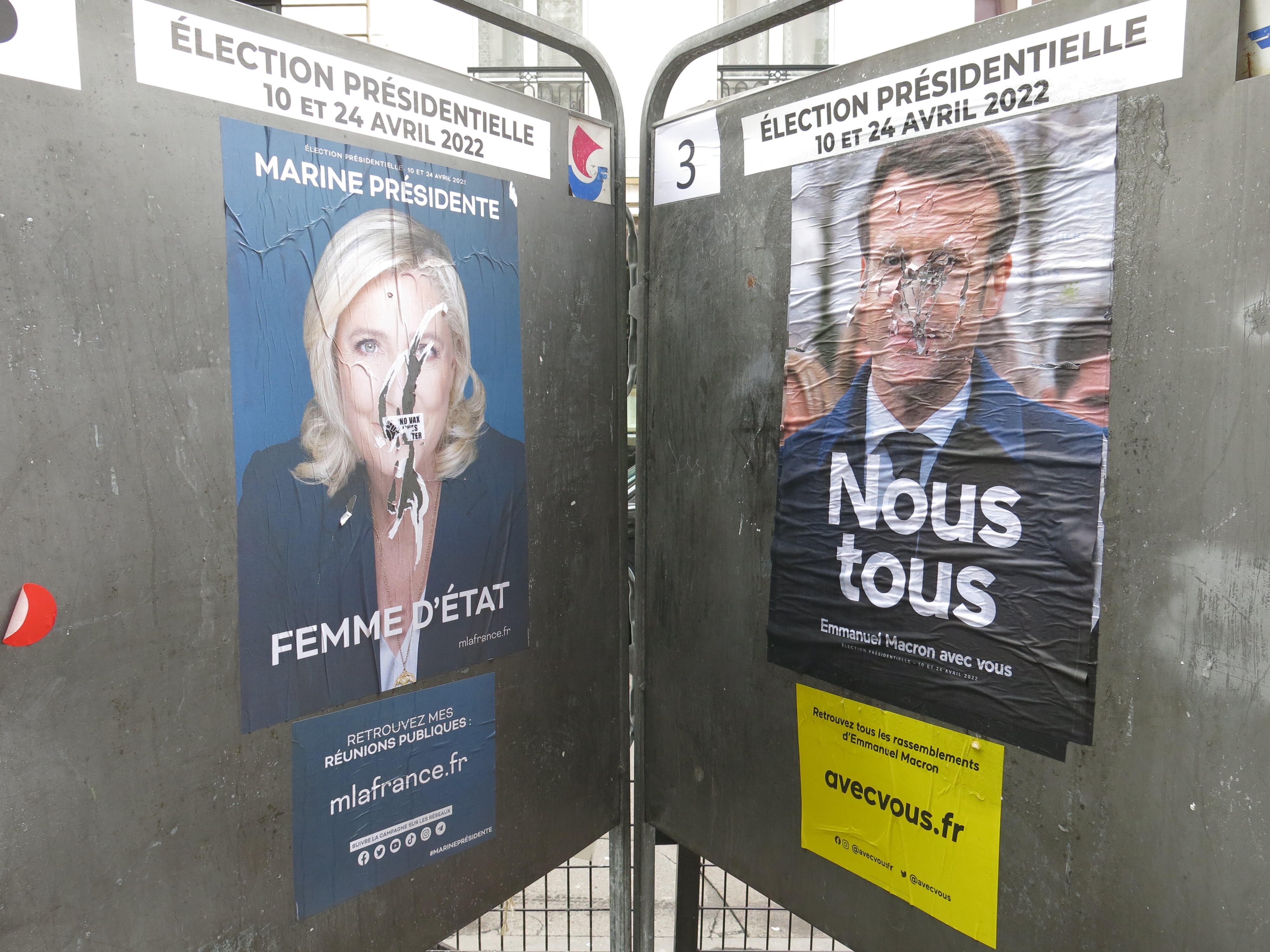 Dos carteles electorales de Emmanuel Macron y Marine Le Pen. rivales en la segunda vuelta de las elecciones presidenciales francesas, el próximo 24 de abril.