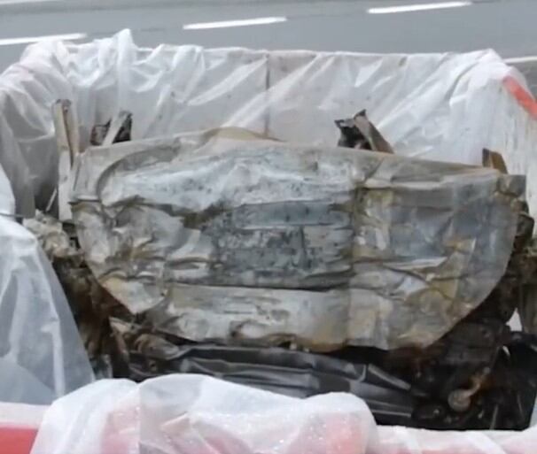 La maniobra inédita de los bomberos para apagar el incendio en un coche híbridos siniestrado en Zumarraga (Gipuzkoa).