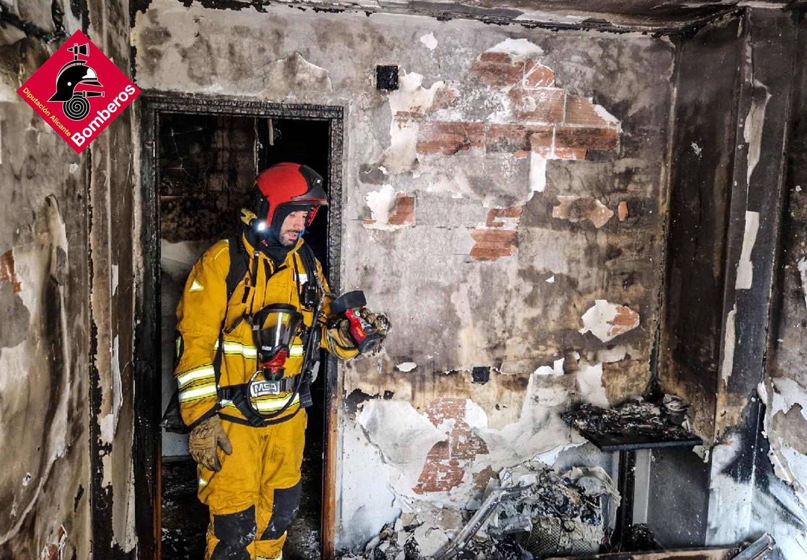 Los bomberos han extinguido el incendio registrado este viernes en una vivienda en Alcoy.