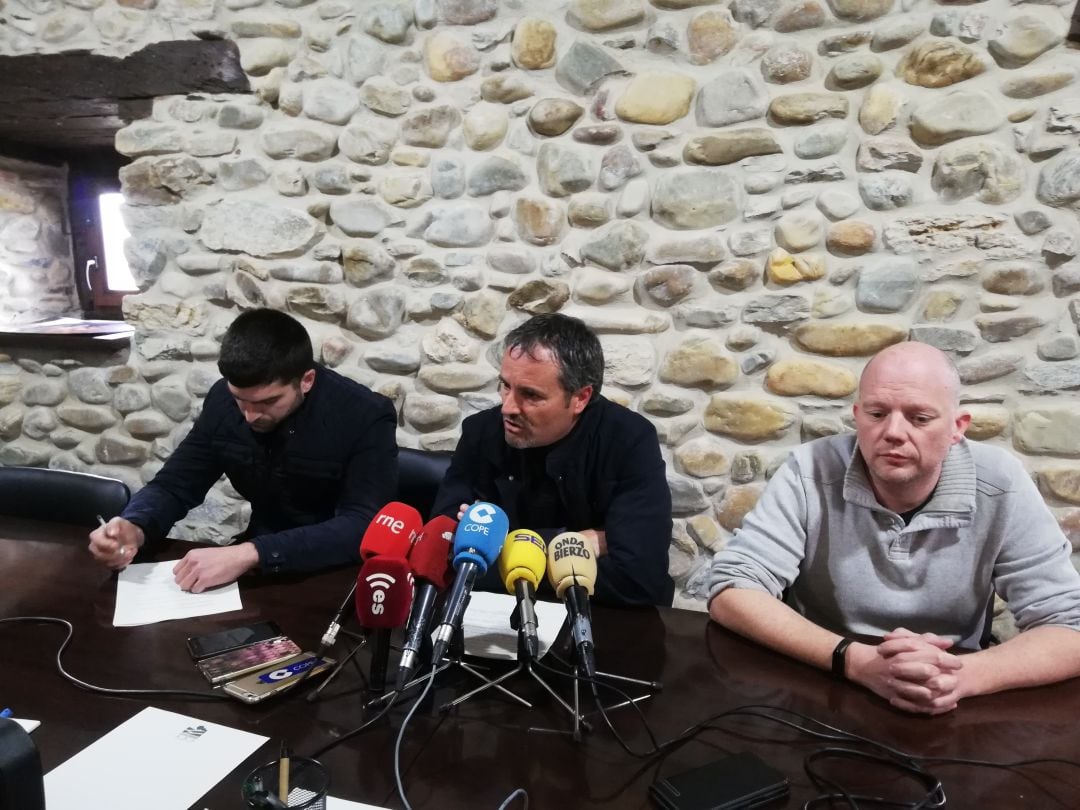 El presidente de la ABA, José Ángel Bodelón junto al presidente de la D.O. Manzana Reineta, Agustín Valcarce y el técnico en ambos colectivos, Pablo Linares