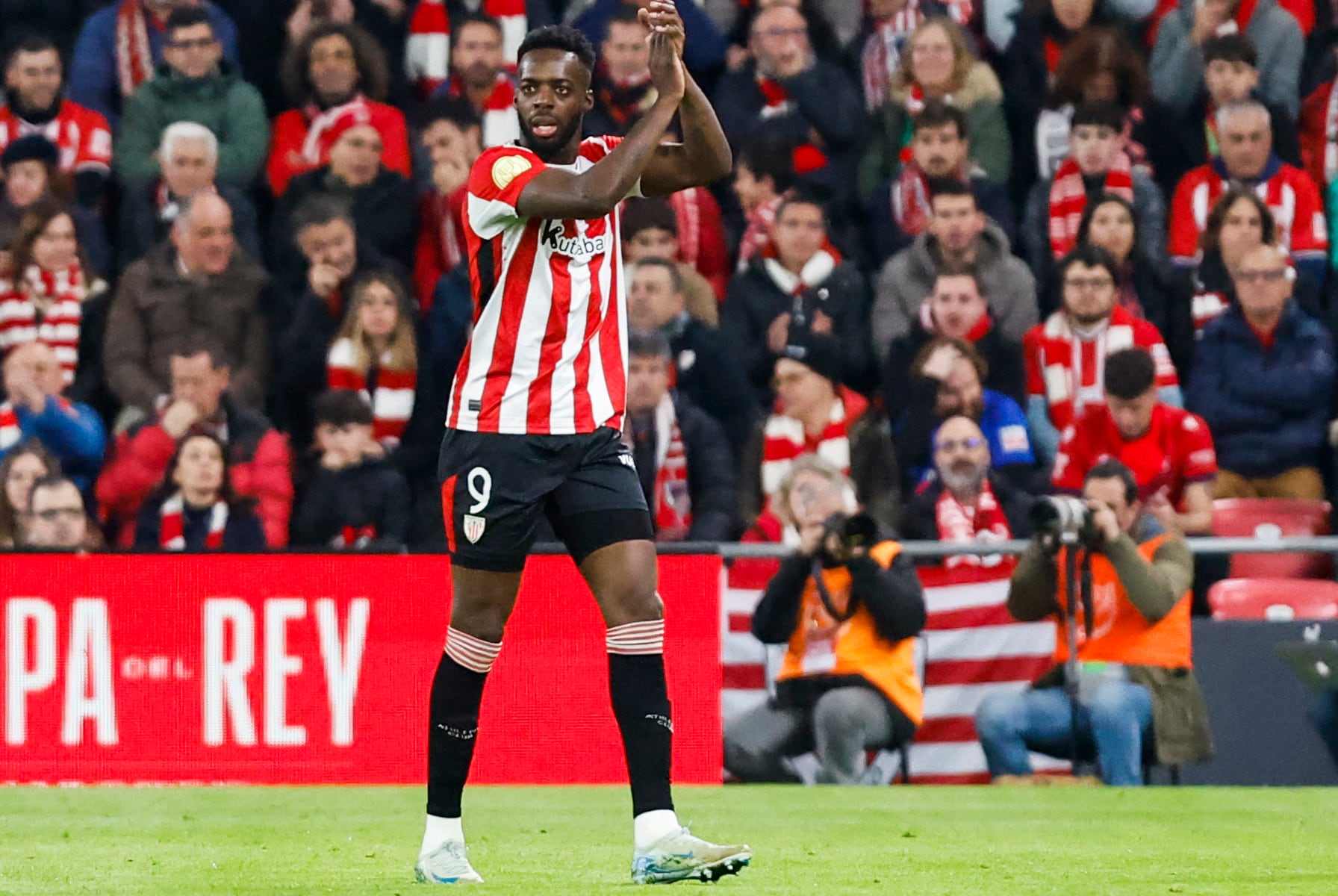 BILBAO, 16/01/2025.- El delantero del Athletic Iñaki Williams aplaude al público durante el partido de octavos de final de la Copa del Rey de fútbol entre Athletic y Osasuna que se disputa este jueves en San Mamés. EFE/ Miguel Tona
