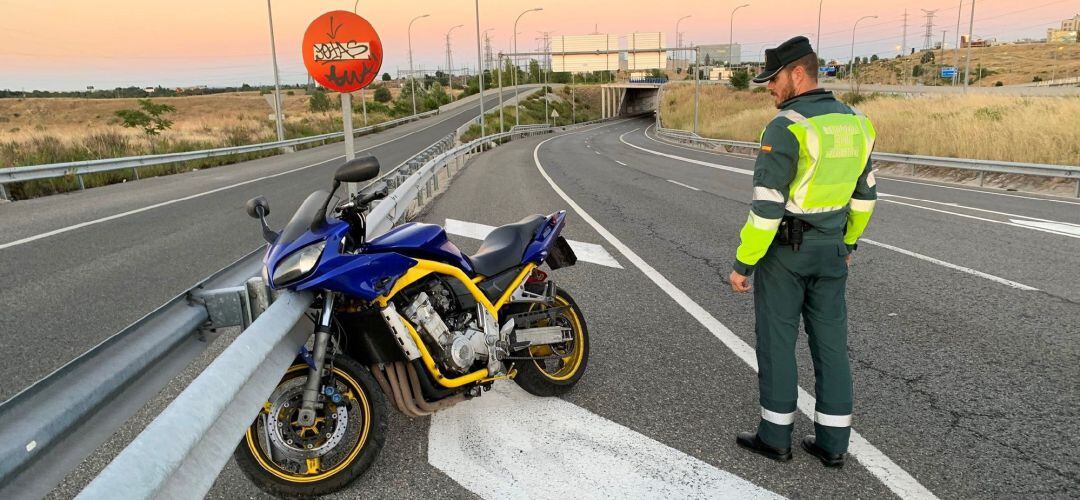 Guardia Civil frente a motocicleta siniestrada